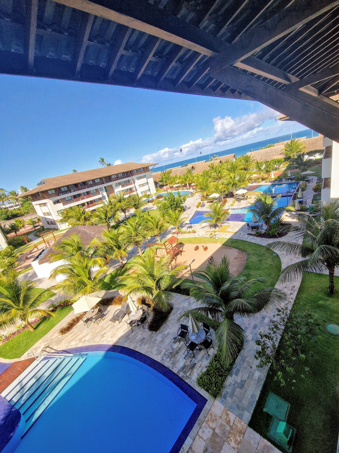 Blick vom Balkon der Flat Oxente auf die Poolanlage und das Meer am Cupe Beach, Porto de Galinhas
