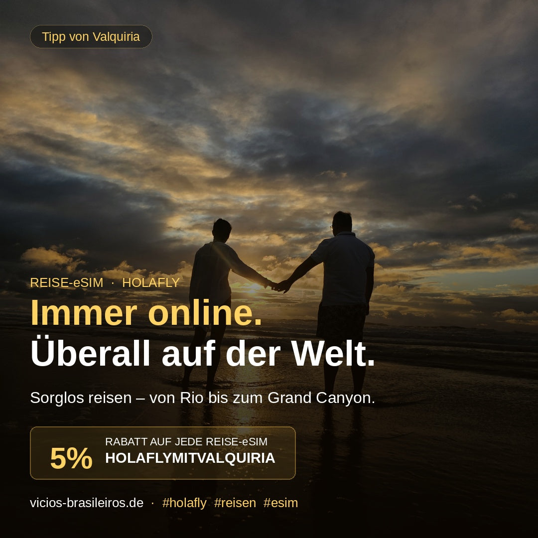 Pärchen Hand in Hand am Strand bei Sonnenuntergang – Reisen ohne Grenzen mit Holafly eSIM