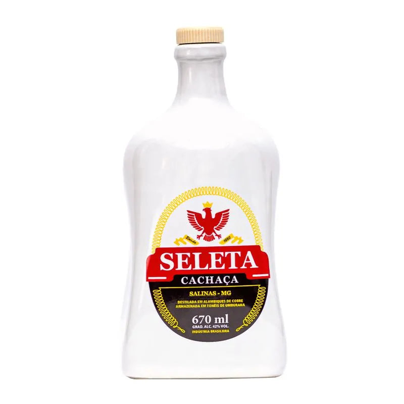 Cachaça Seleta Ouro 670 ml – weiße Porzellanflasche mit rotem Adler-Emblem, 42% Vol., aus Salinas, Minas Gerais, Brasilien
